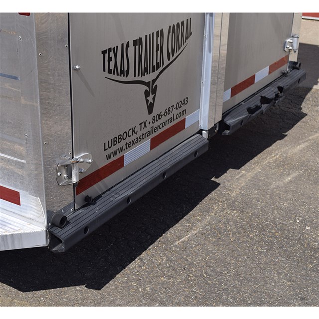 2007 Logan Coach 3Horse 10' LQ with Mid Tack & Bunk Beds