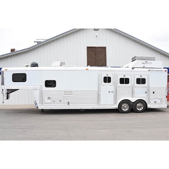 2004 Elite 3 Horse 11' Living Quarter Horse Trailer