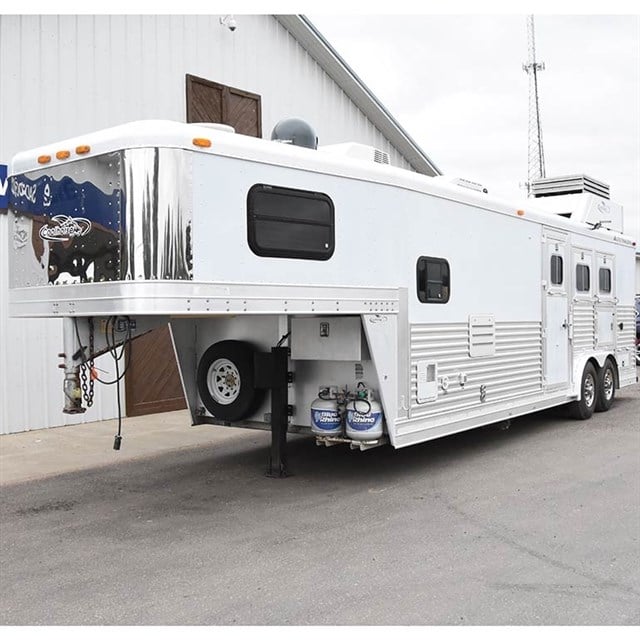 2004 Elite 3 Horse 11' Living Quarter Horse Trailer