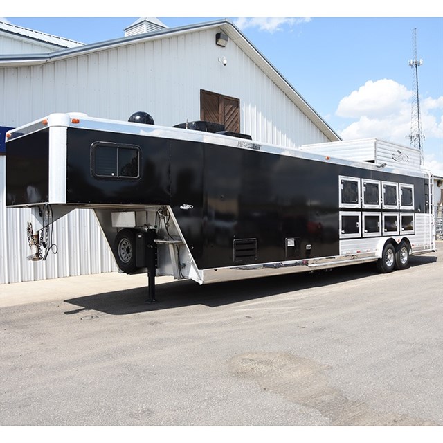 2004 Jamco 4 Horse 13' Living Quarter, Onan, Black vinyl Wrap