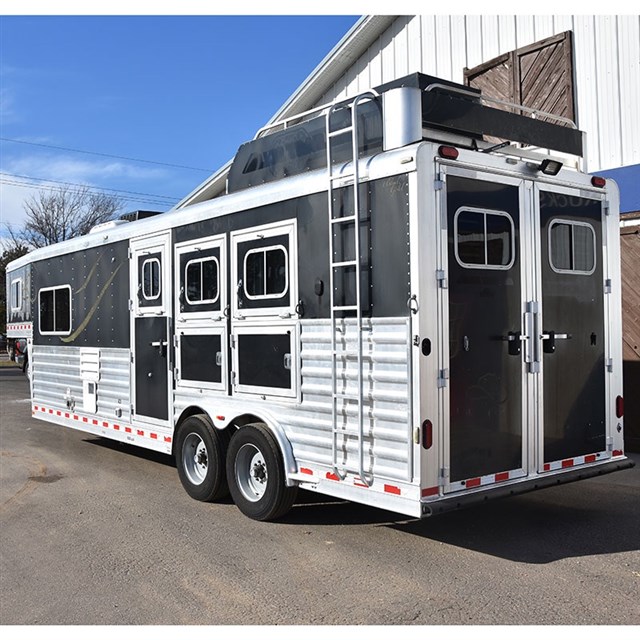 2010 Elite 3 Horse Trailer 11' Living Quarter