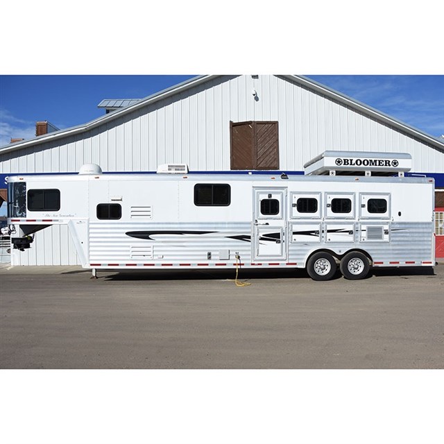 2003 Bloomer 4 Horse Trailer with 14' Duster LQ, Bunk Beds