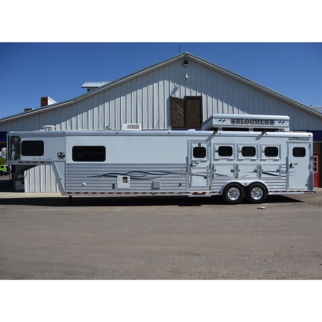 2006 Bloomer 4 Horse Trailer 15' LQ Fold Down Bunk Above Sofa