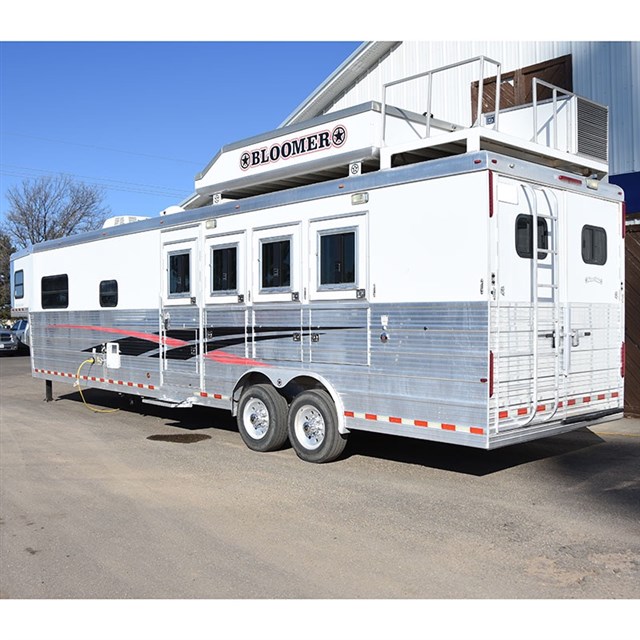 2009 Bloomer 4 Horse Trailer 15' Outlaw Living Quarter