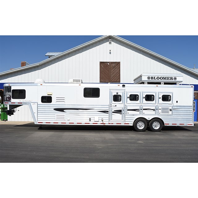 2003 Bloomer 4 Horse Trailer 14' LQ w/ Bunk Beds