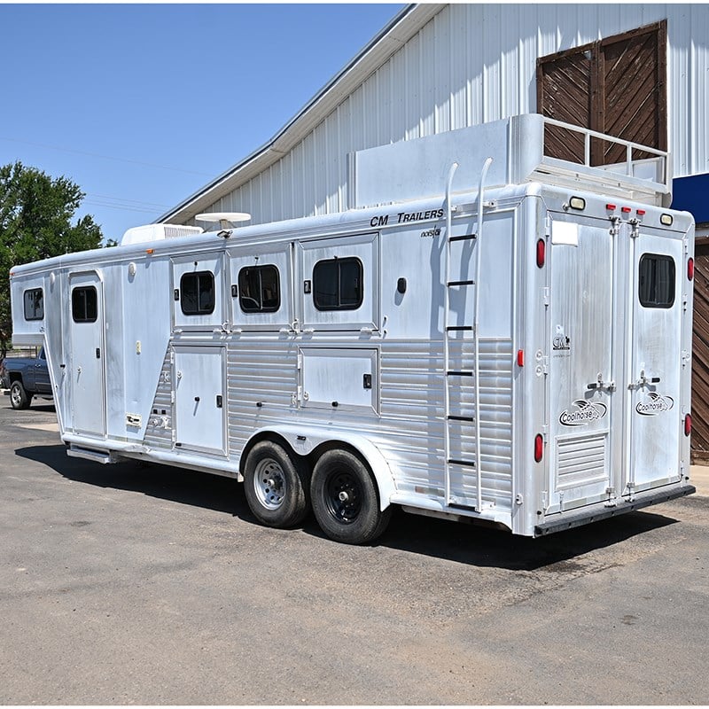 2003 CM 3 horse trailer with living quarters