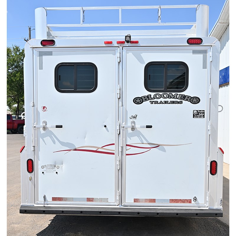 2003 Bloomer 3 Horse 11' Living Quarter