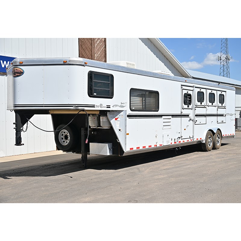 2006 Sundowner 4 Horse 10' Living Quarter Trailer