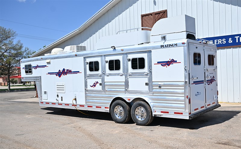 2007 Platinum Coach 3 horse 10' living quarter horse trailer