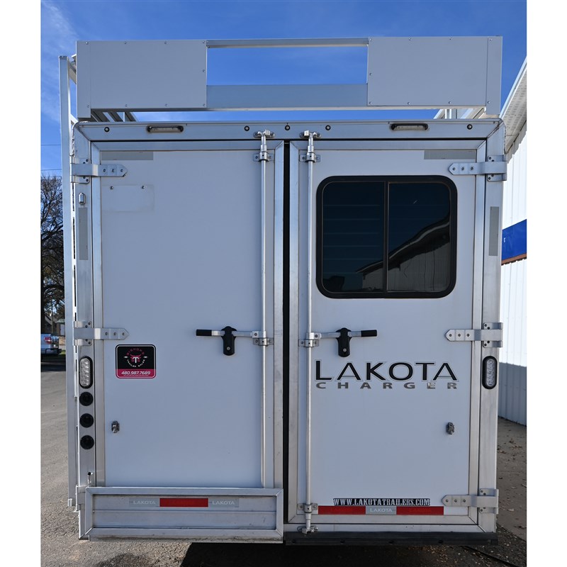 2022 Lakota charger 3 horse 11' living quarters