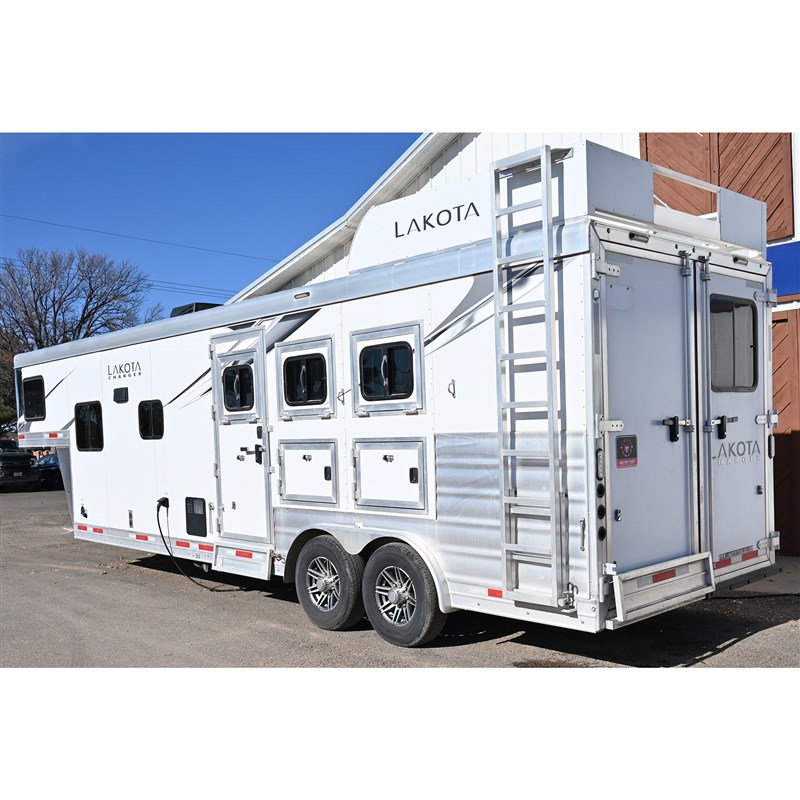 2022 Lakota charger 3 horse 11' living quarters