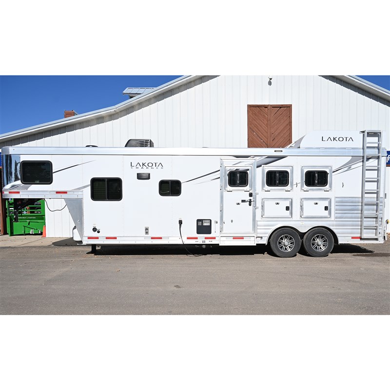 2022 Lakota charger 3 horse 11' living quarters