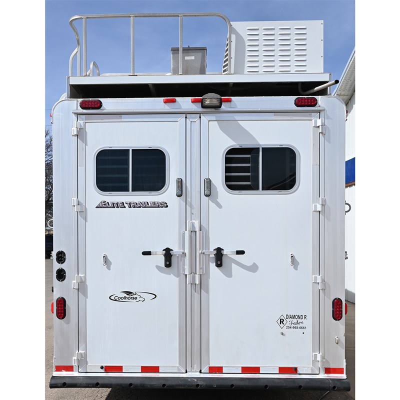 2014 Elite 3 horse 11' lq, air ride axles, pod, generator
