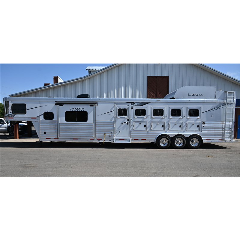 2023 Lakota charger 5 horse trailer with 13' slide out