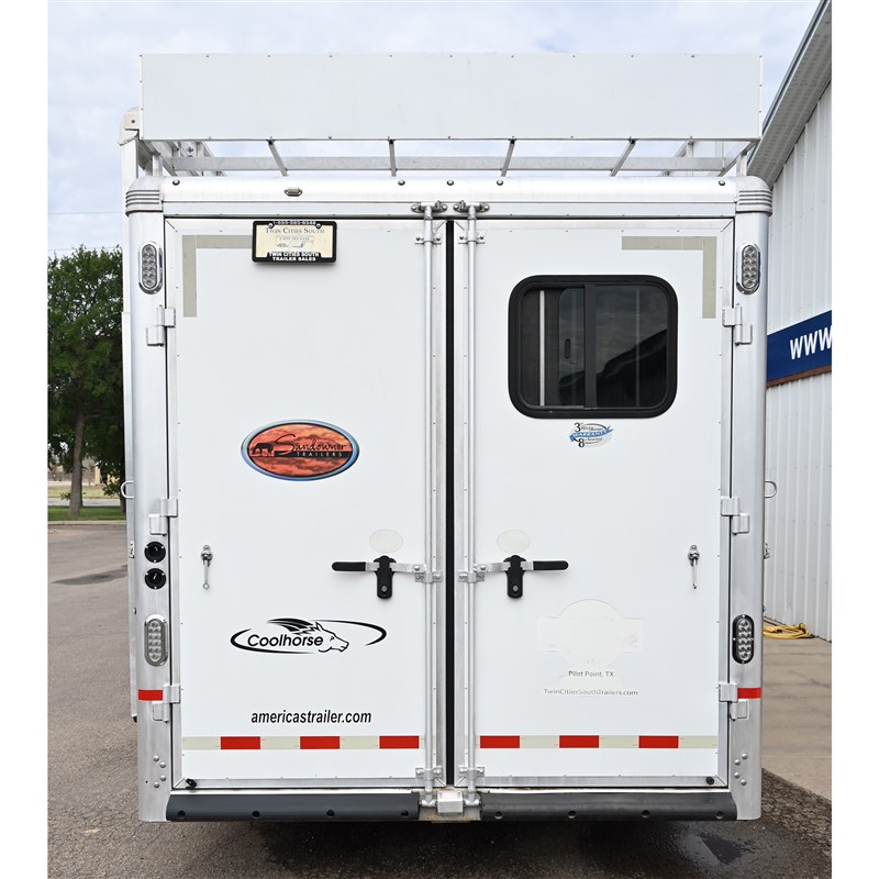 2018 Sundowner 4 horse 11' living quarter, slide out