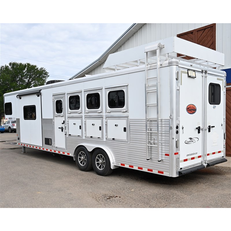 2018 Sundowner 4 horse 11' living quarter, slide out