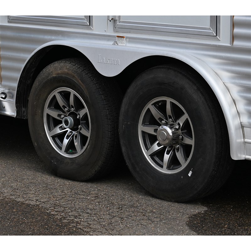 2018 Lakota charger 3 horse trailer with 11' living quarters
