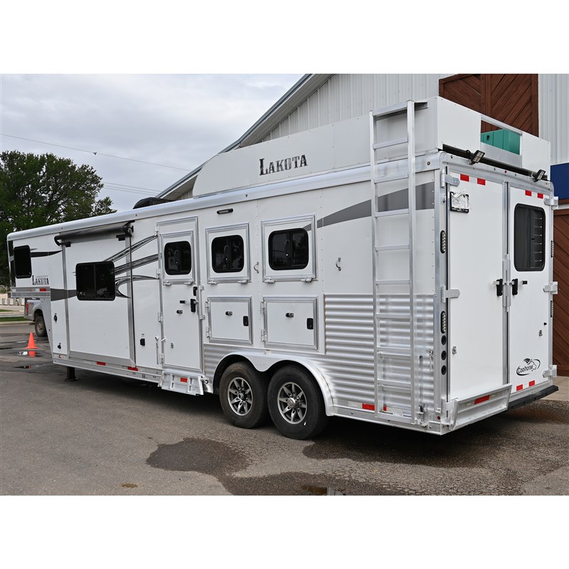 2018 Lakota charger 3 horse trailer with 11' living quarters