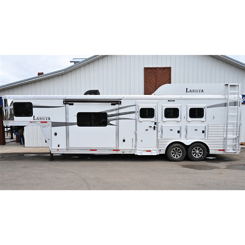 2018 Lakota charger 3 horse trailer with 11' living quarters