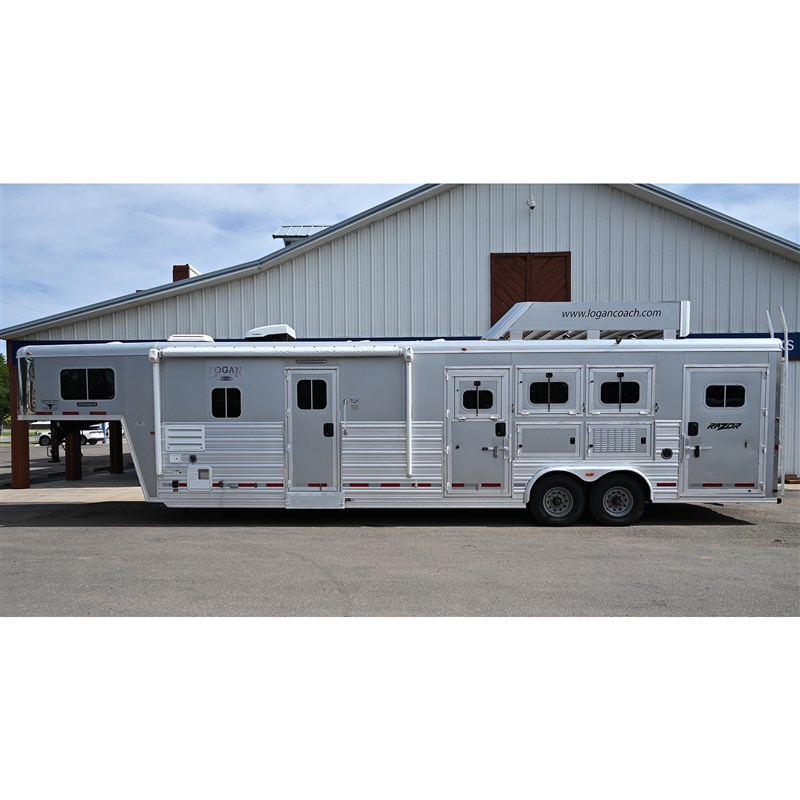 2015 Logan Coach 3 horse trailer with 16' lq with bunk beds
