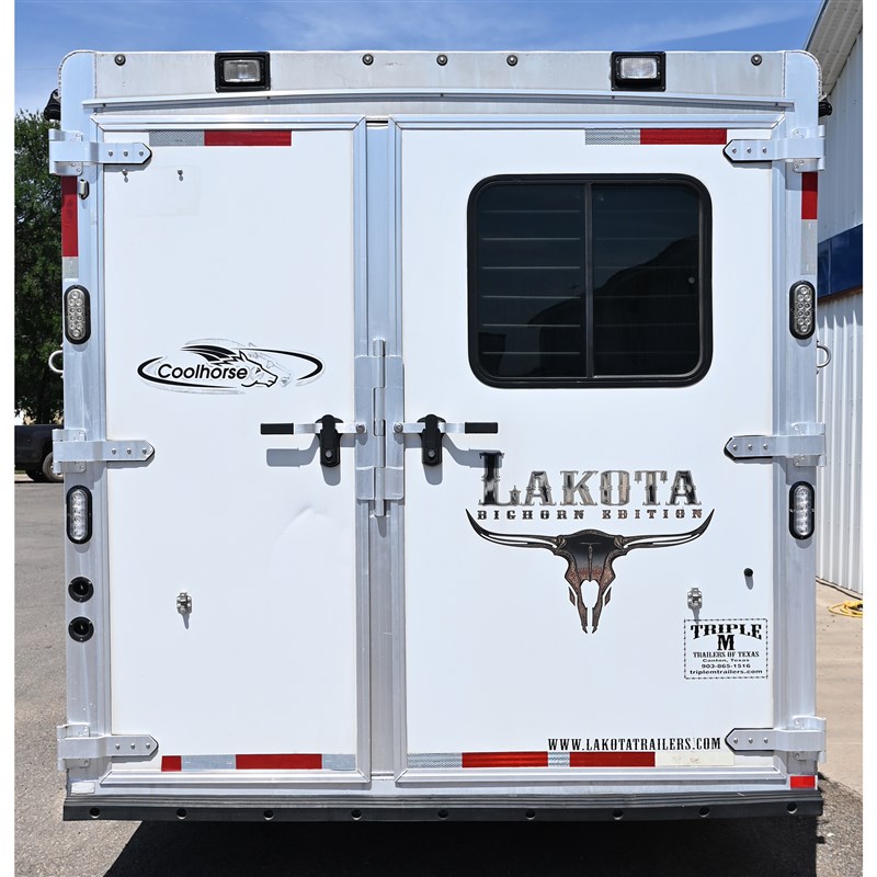 2016 Lakota bighorn 3 horse trailer with 16' living quarter