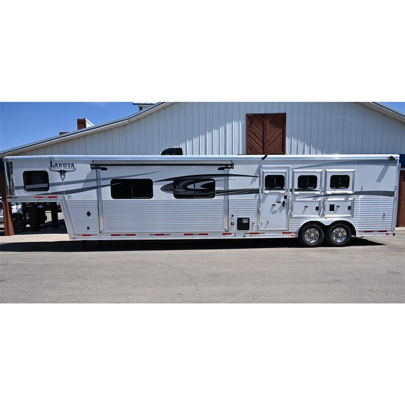 2016 Lakota bighorn 3 horse trailer with 16' living quarter