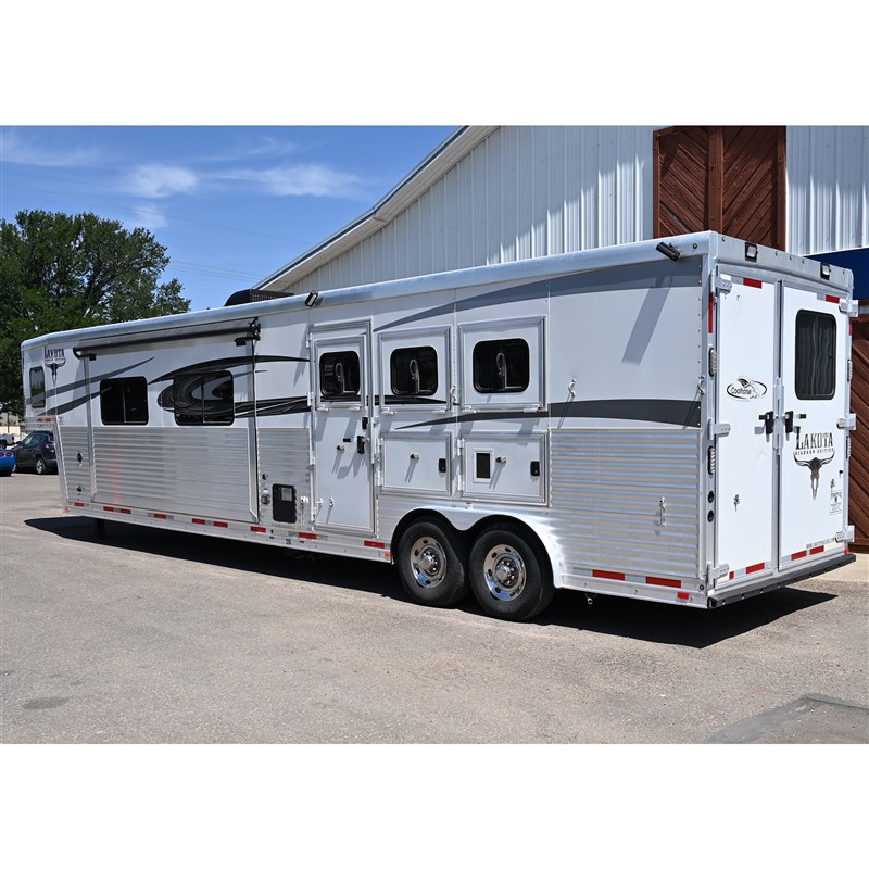 2016 Lakota bighorn 3 horse trailer with 16' living quarter