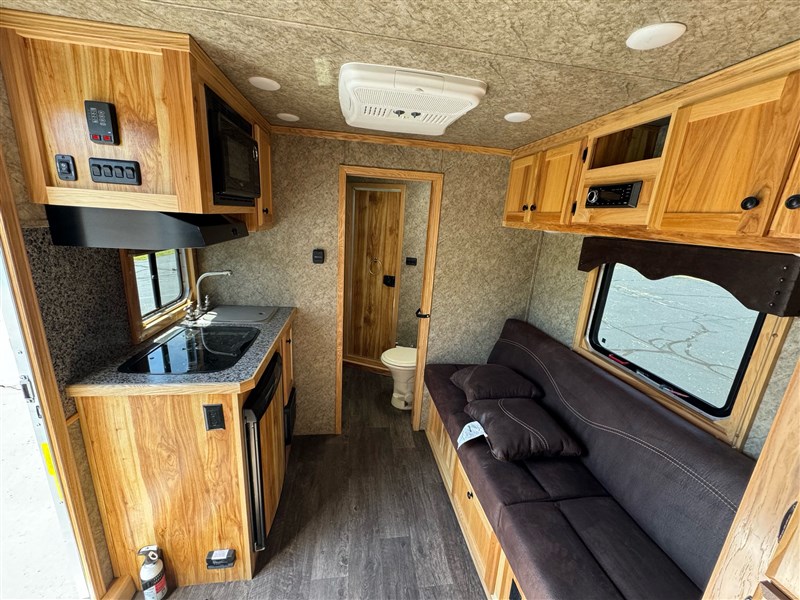 2018 Lakota full lq w/bathroom, mangers 8' wide