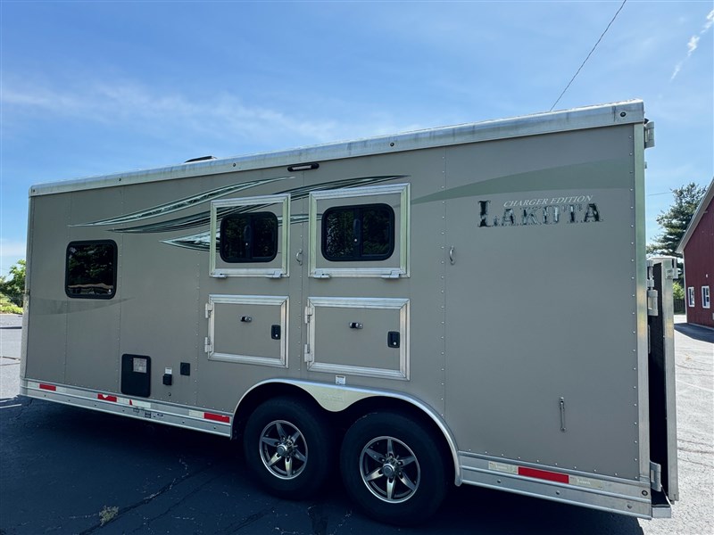 2018 Lakota full lq w/bathroom, mangers 8' wide