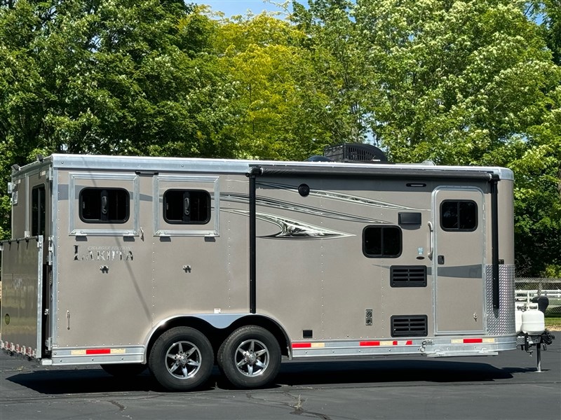 2018 Lakota full lq w/bathroom, mangers 8' wide