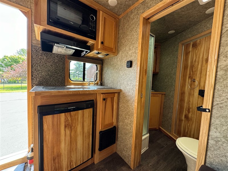 2018 Lakota full lq w/bathroom, mangers 8' wide