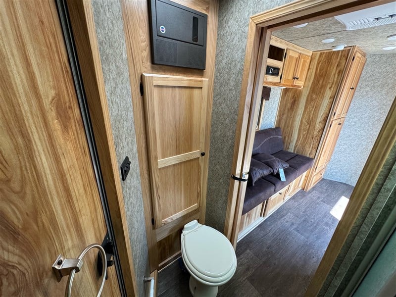 2018 Lakota full lq w/bathroom, mangers 8' wide