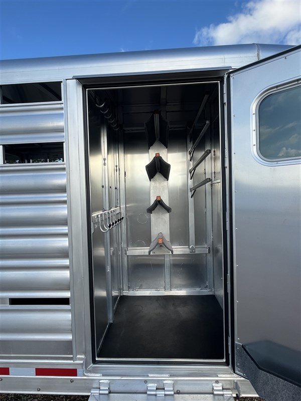 2025 Platinum Coach 2-6h side tack stock back
