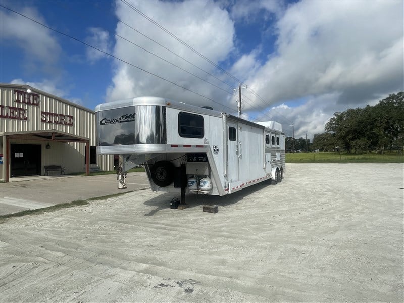 2006 Cimarron 3 horse living quarters