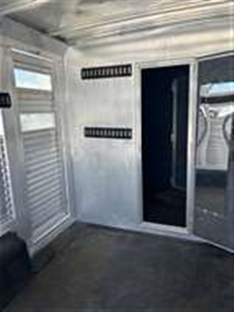 2018 Lakota stock combo living quarters