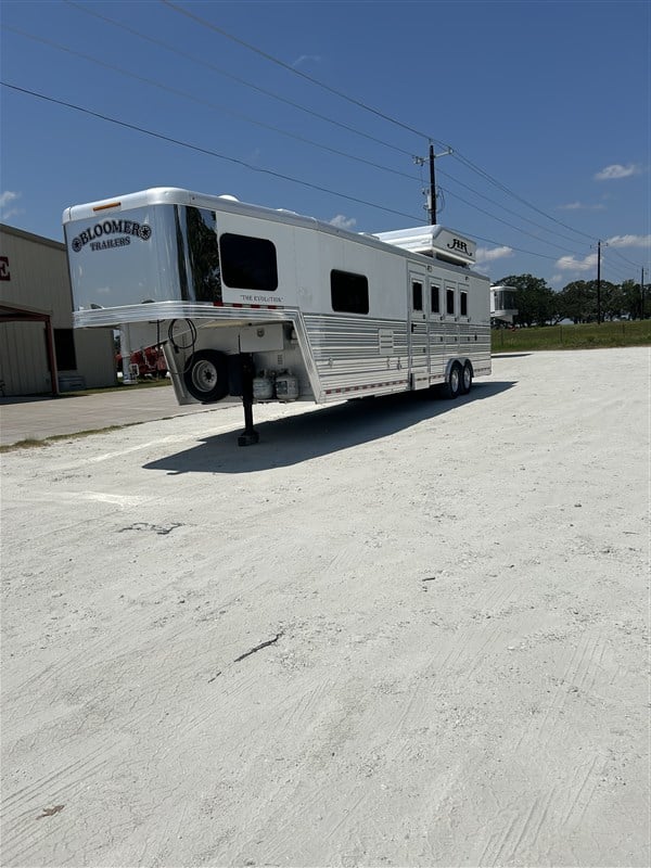 2014 Bloomer 4 horse living quarters side load