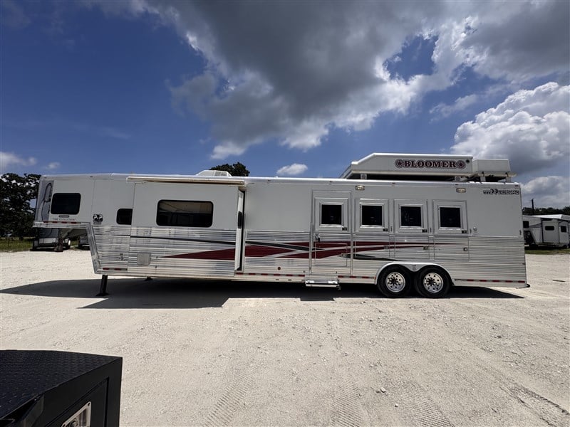 2008 Bloomer 4 Horse Living Quarters