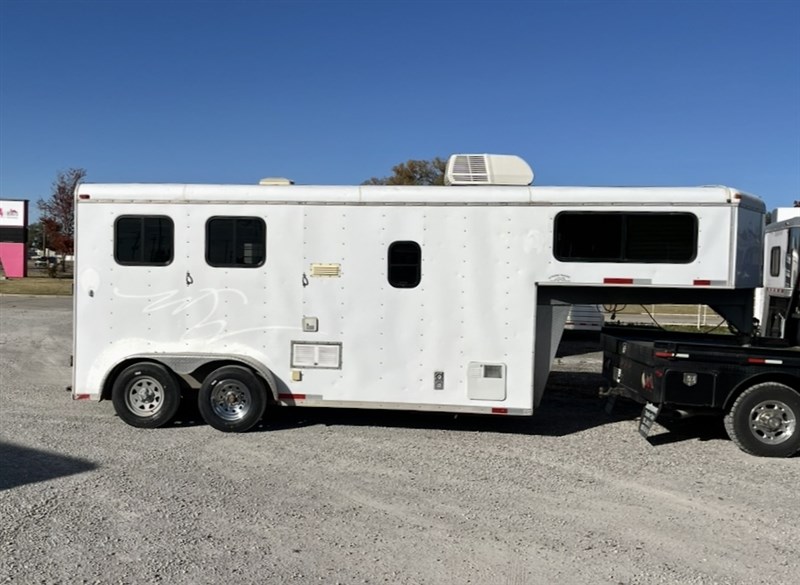 2004 Homesteader 2 horse weekender