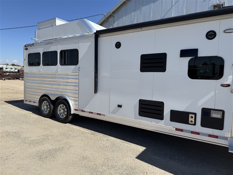 2023 Cimarron gn 3 horse w/ slideout