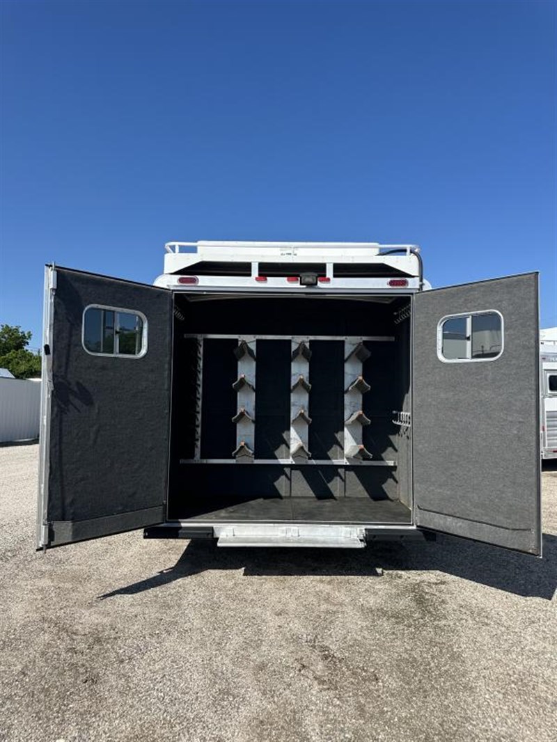 2019 Platinum Coach 8h gn polo w/ tack room & dressing room