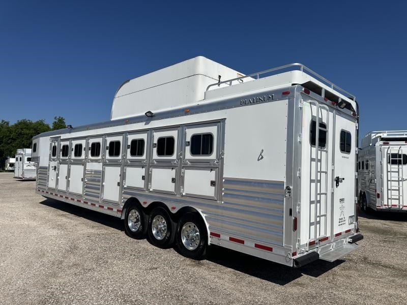 2019 Platinum Coach 8h gn polo w/ tack room & dressing room