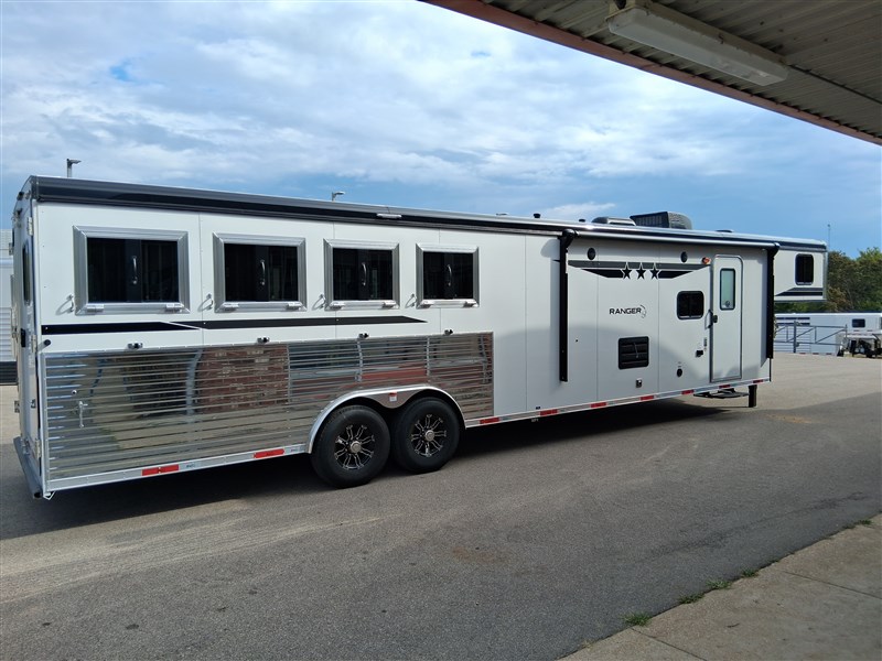 2026 Bison 8415 3 horse lq ranger j5105