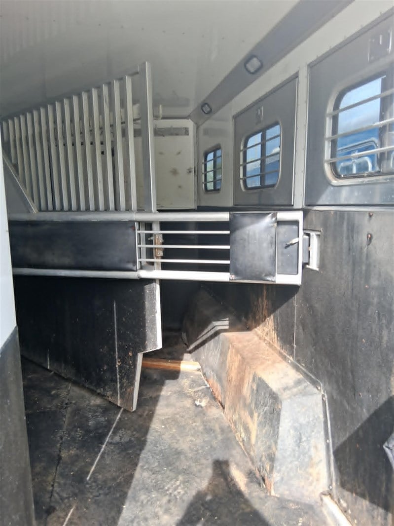 2000 Sundowner 8312 3 horse lq m3036
