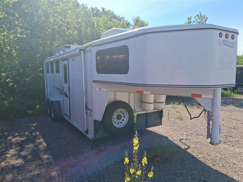 2002 Titan 3 horse weekender j5132a
