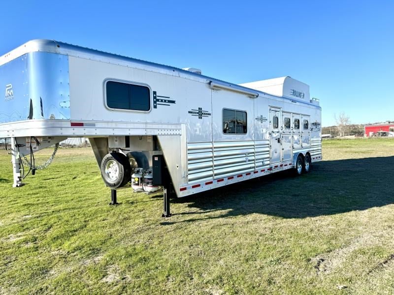 2023 Platinum Coach 4 horse side load 13.8 sw with a slide