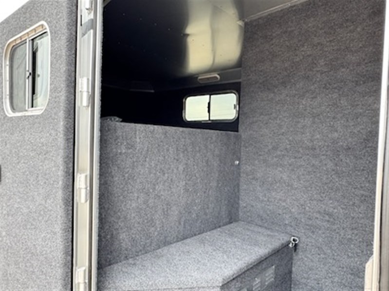 2026 Platinum Coach 5 horse trailer w/side trainertack & hydraulicjack