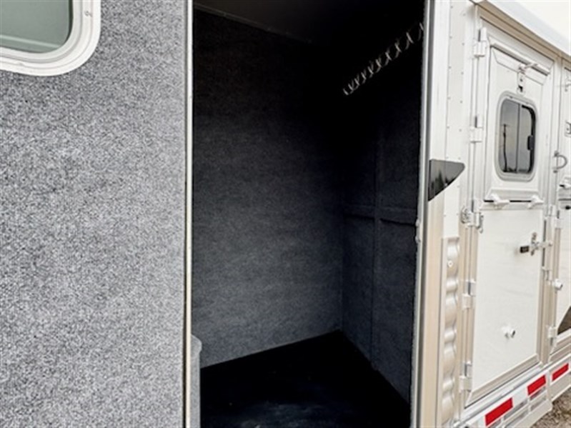 2026 Platinum Coach 5 horse trailer w/side trainertack & hydraulicjack