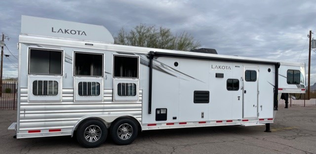 2022 Lakota 3 horse 13' SW w/slide