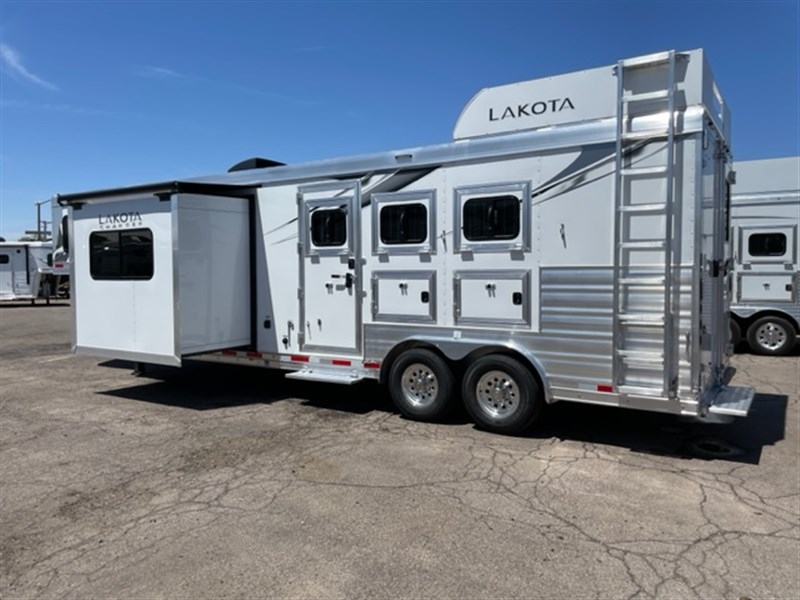 2024 Lakota Charger 3h 11' shortwall w/ slide