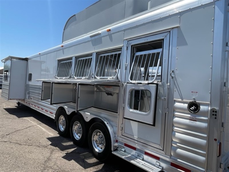 2023 Platinum Coach 4h reverse load 17' shortwall by outlaw